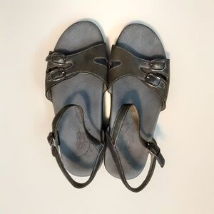 SAS Duo~Buckle Sandal~Sz 7.5 M~Black